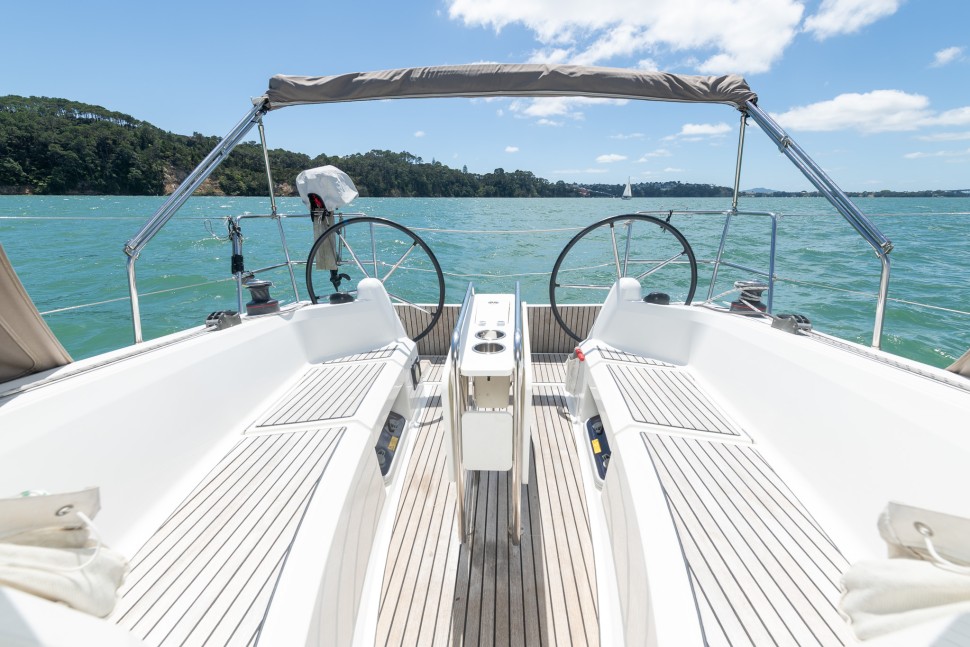 Jeanneau 349 10 Cockpit2