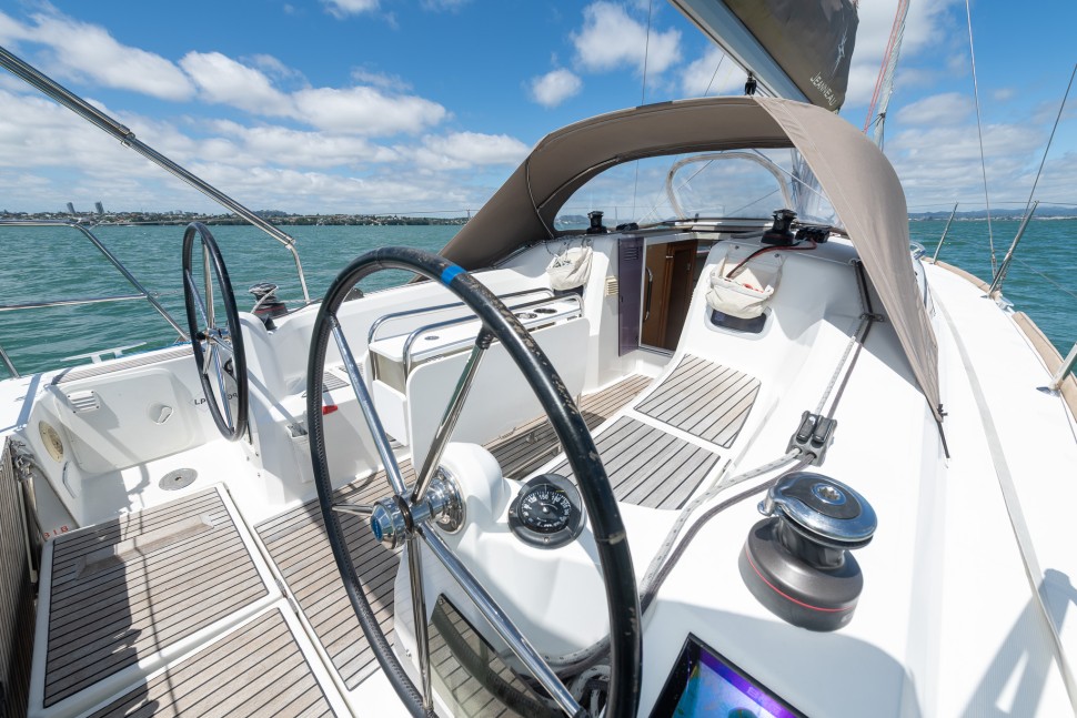 Jeanneau 349 11 Helm Station2