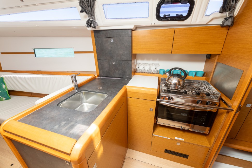 Jeanneau 349 14 Galley2