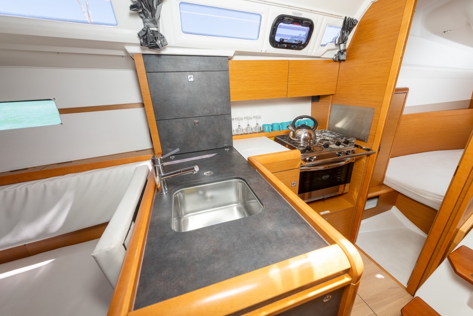 Jeanneau 349 15 Galley