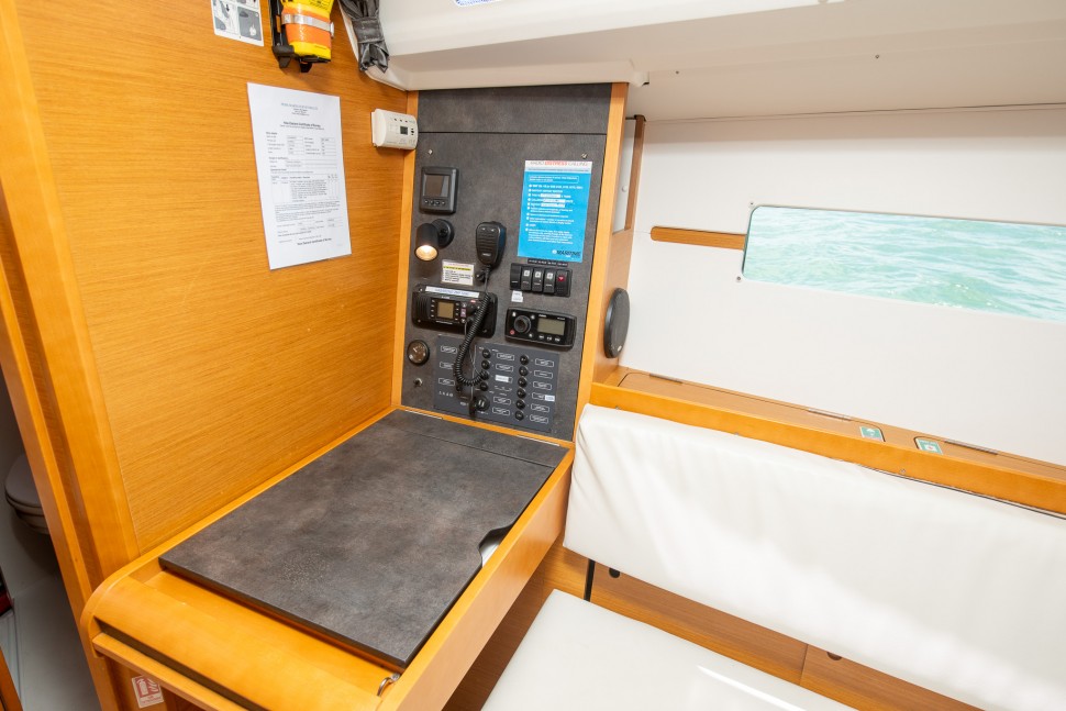 Jeanneau 349 16 Nav Station