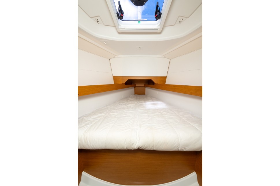 Jeanneau 349 18 Fwd Cabin