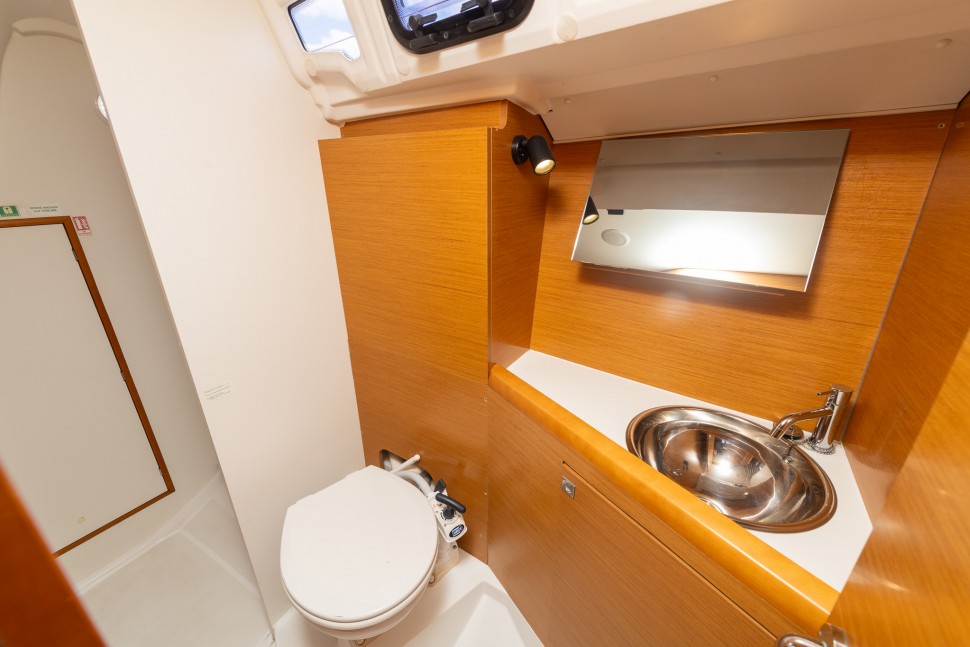 Jeanneau 349 19 Head