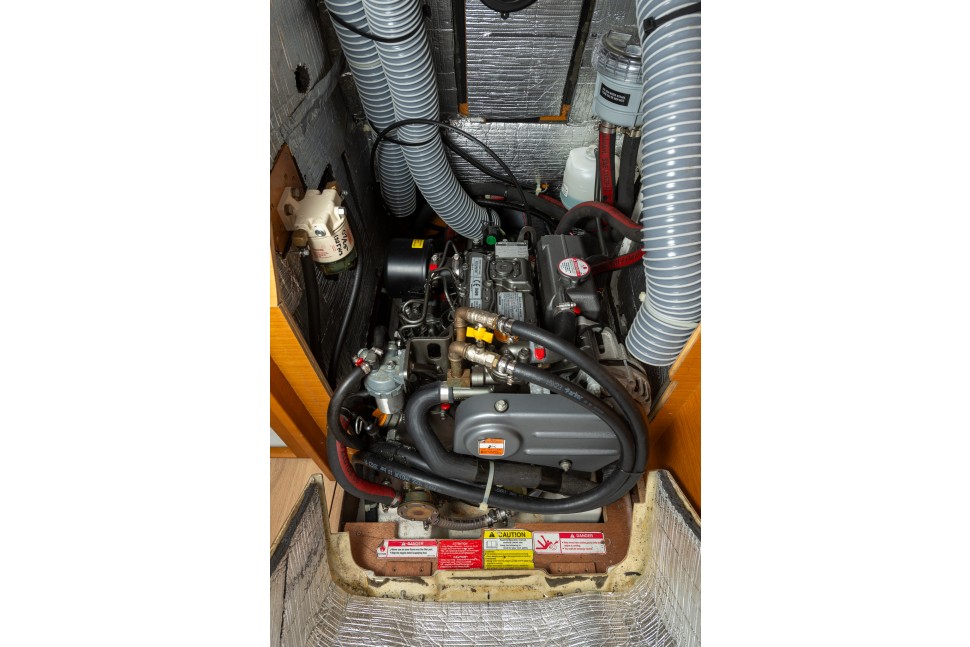 Jeanneau 349 21 Engine Room