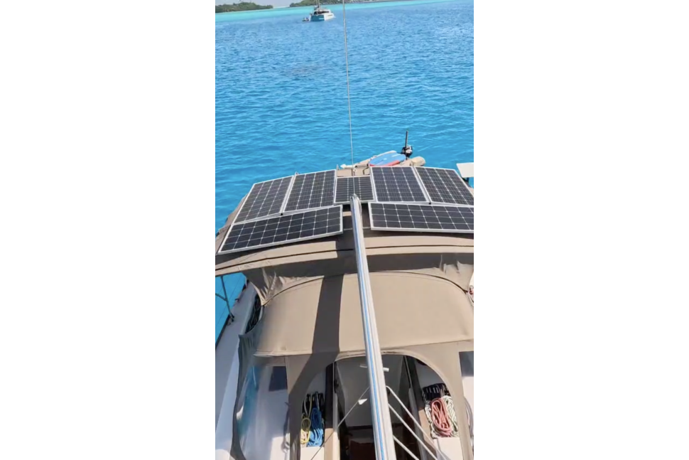 Jeanneau 469 11 solar panels