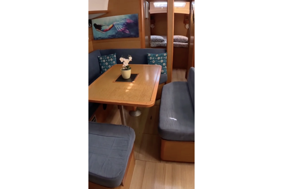 Jeanneau 469 12 inside table