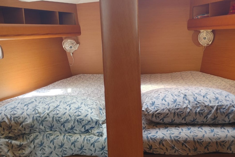 Jeanneau 469 16 front cabin