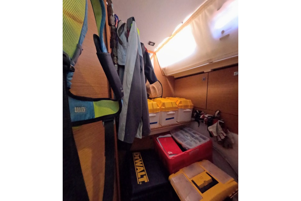 Jeanneau 469 17 storage cabbin
