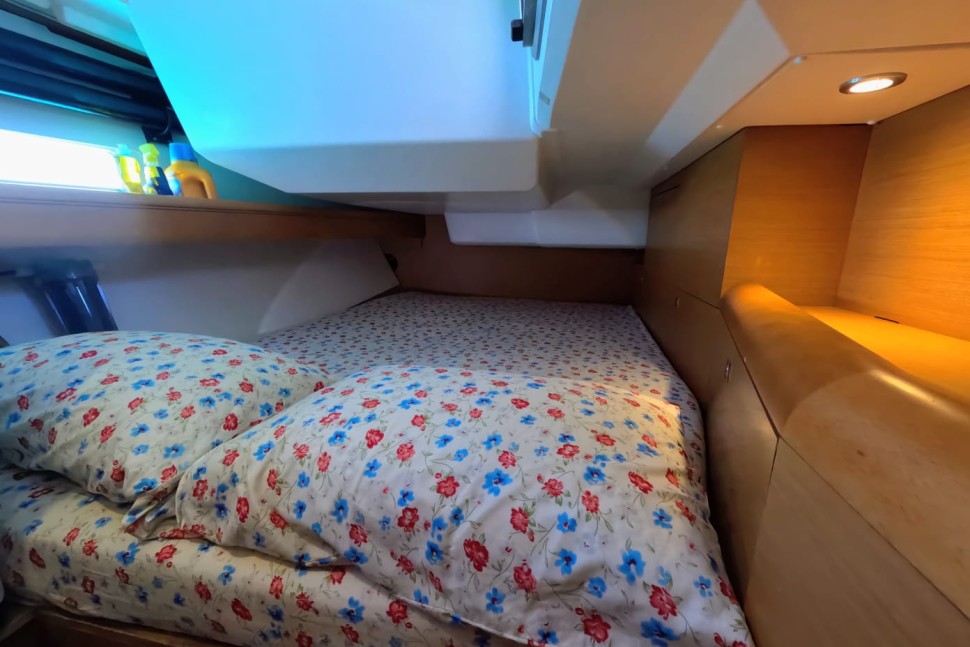 Jeanneau 469 18 aft cabin