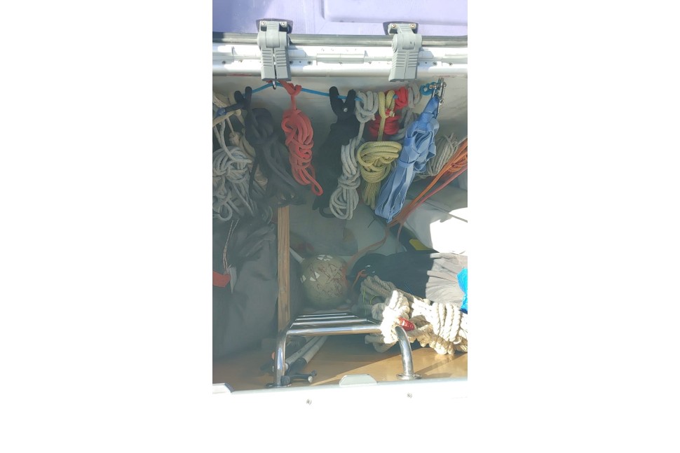 Jeanneau 469 20 front storage