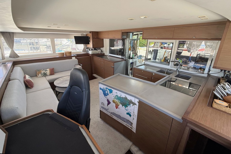 LAGOON 450S 11 saloon