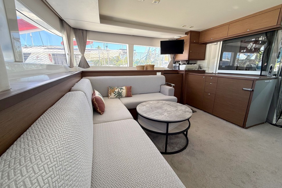 LAGOON 450S 9 saloon