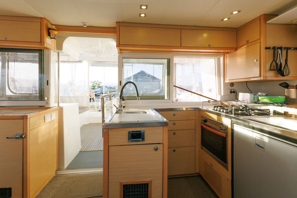 Lagoon 450 13 Saloon aft.jpg