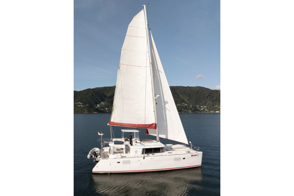 Lagoon 450 2 Portrait.jpg
