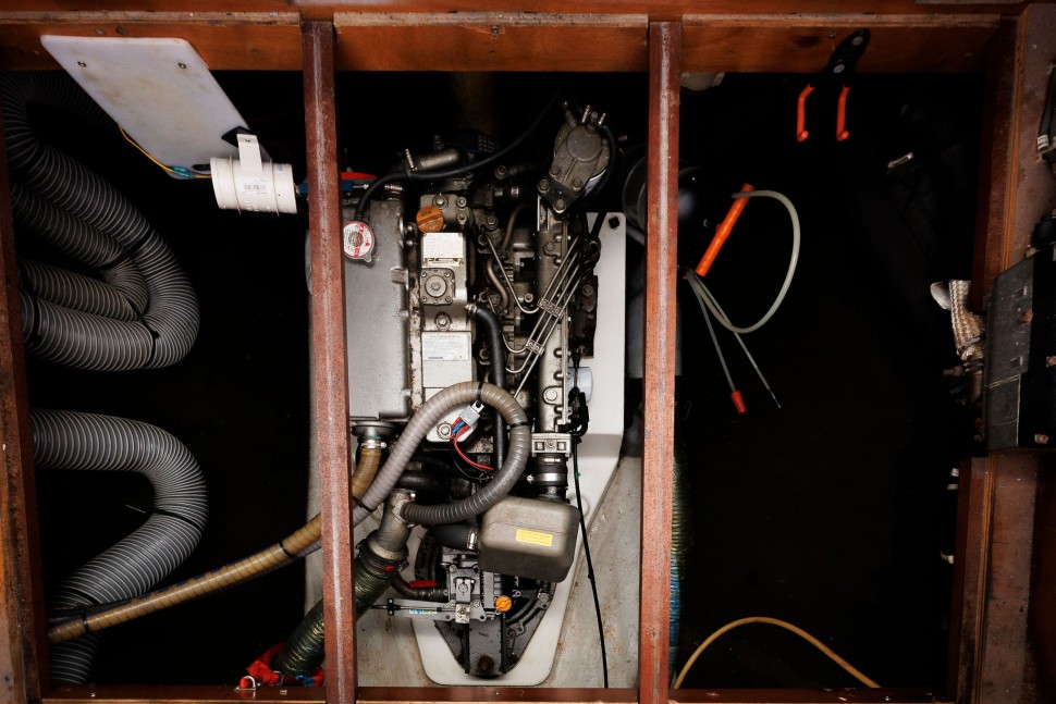 Lagoon 450 20 Engine.jpg