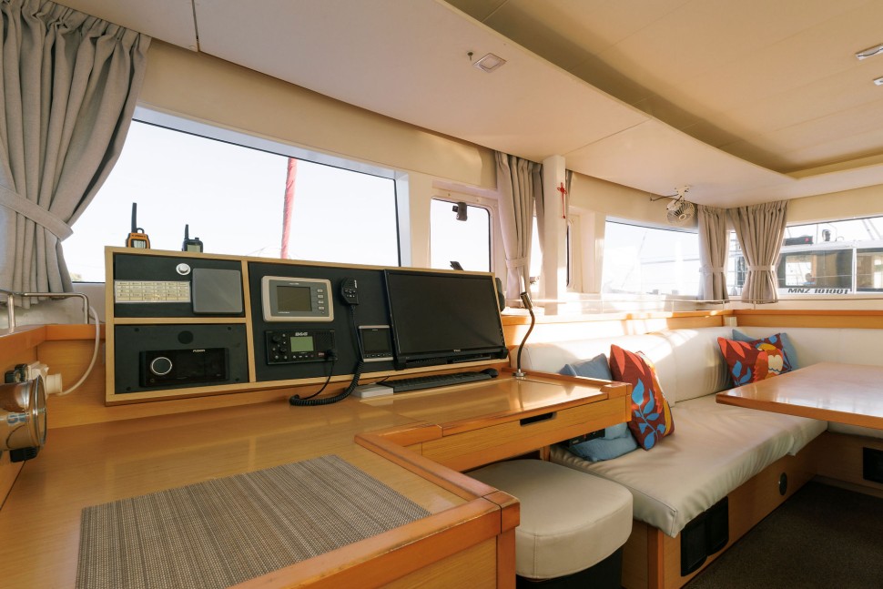 Lagoon 450 9 Chart table.jpg