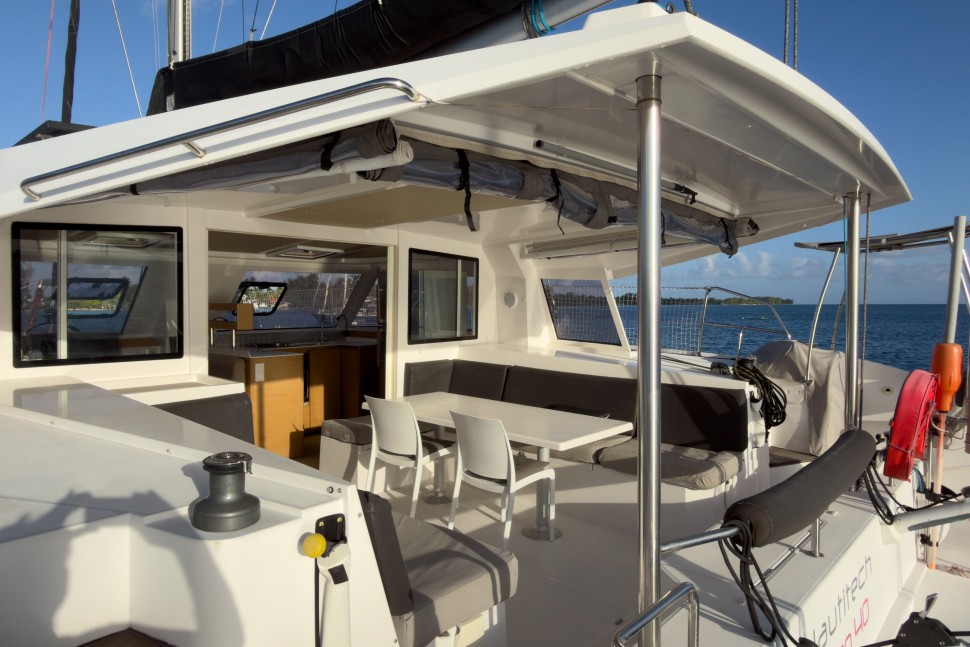 NAUTITECH OPEN 40 OWNER 4 CABINS 23
