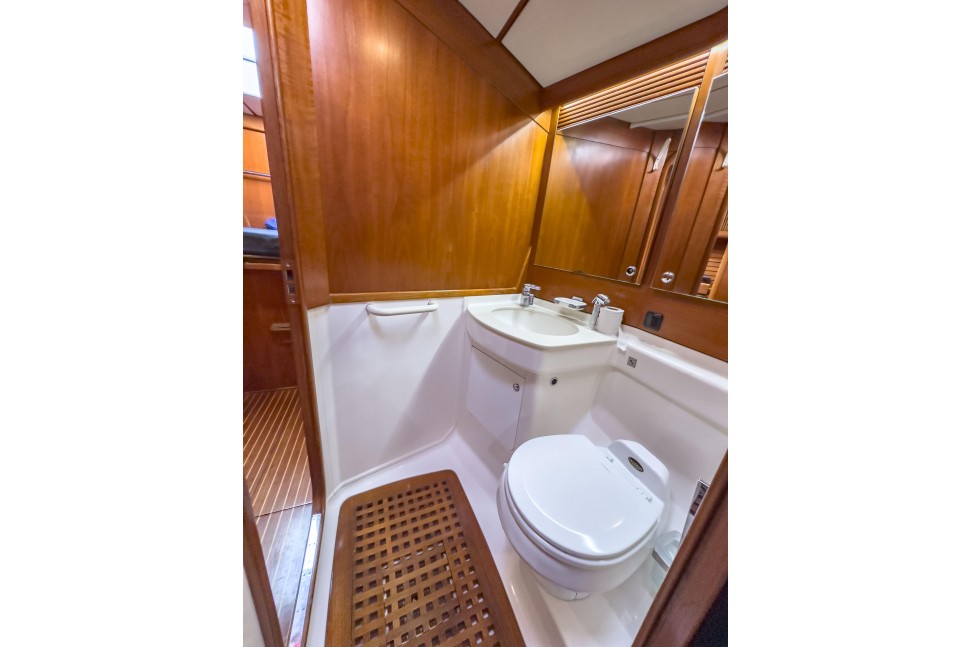 NAUTOR SWAN 60 24 FRONT BATHROOM