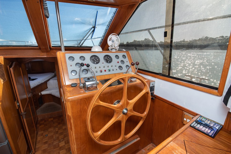Ocean Alexander 46 Xanthe 11 helm