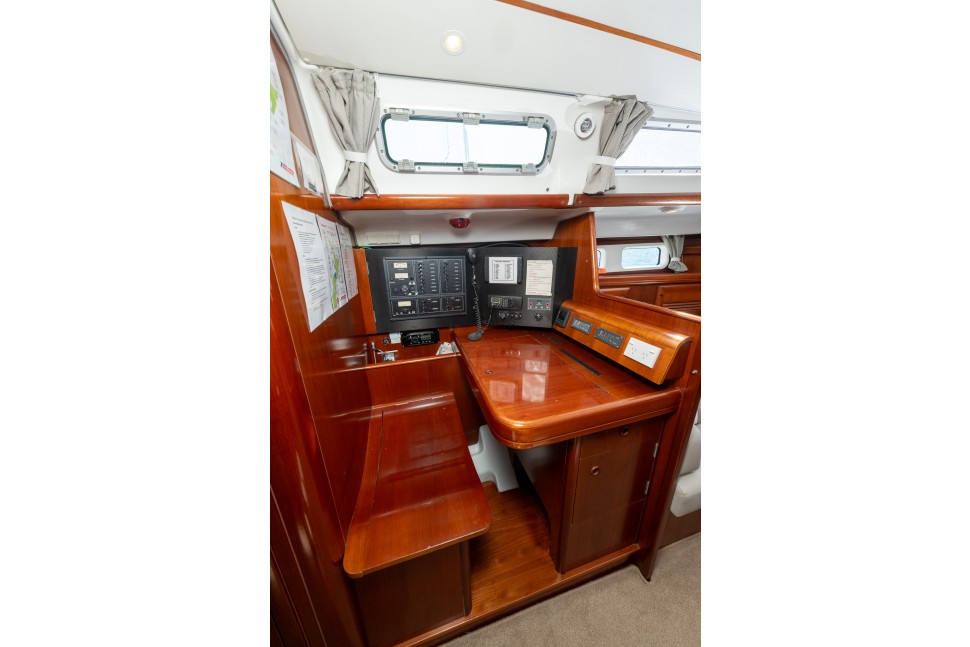 Oceanis Clipper 473 16 Chart Table