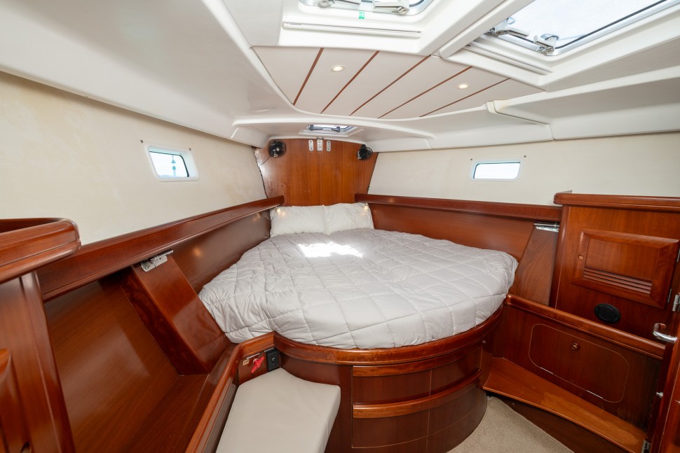 Oceanis Clipper 473 18 Fwd cabin