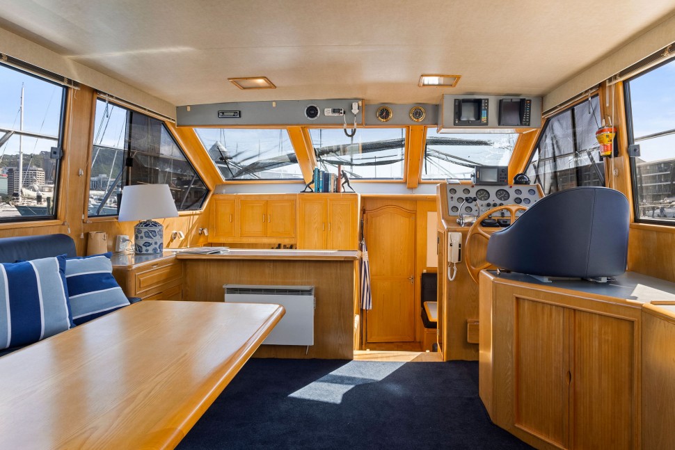 Oceans Alexander 10 Saloon fwd.jpg