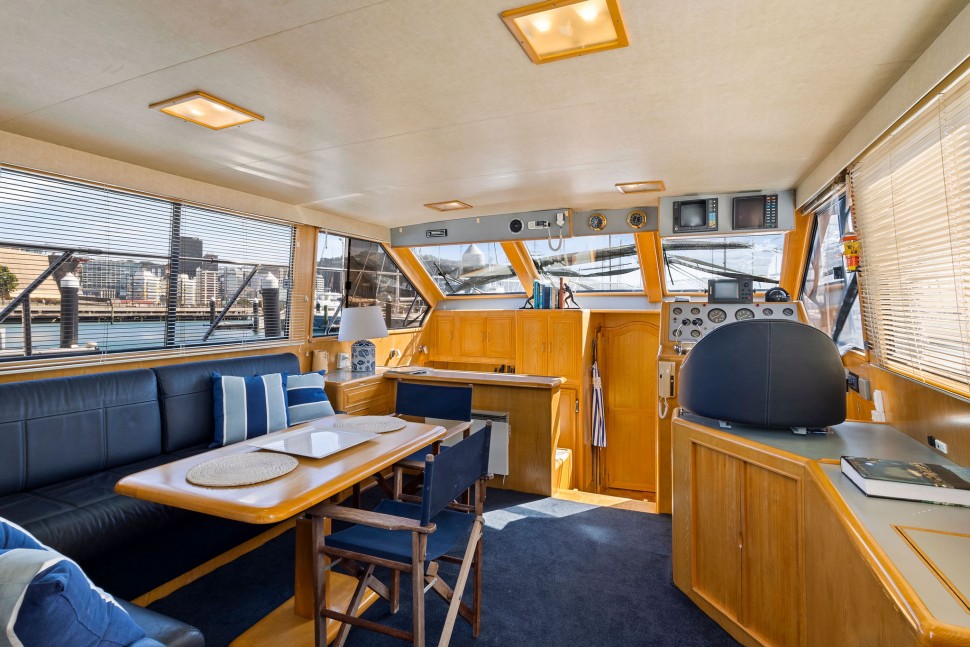 Oceans Alexander 2 Saloon port fwd.jpg