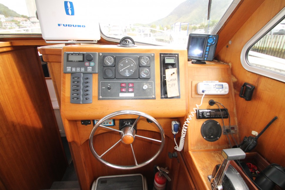 Pelin Crusader 13 downstairs helm2