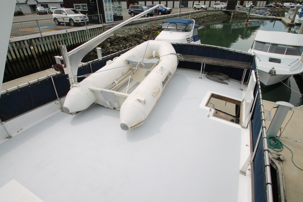 Pelin Crusader 4 flybridge aft2