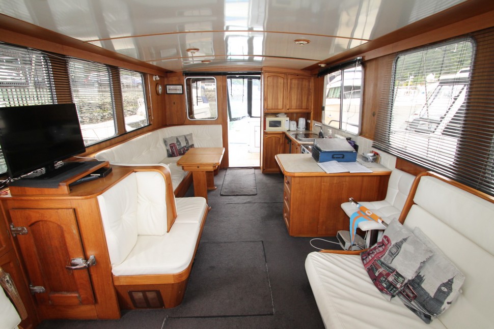 Pelin Crusader 9 saloon aft2