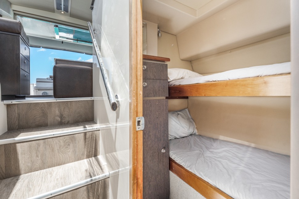 Riviera 3600 017 guest cabin