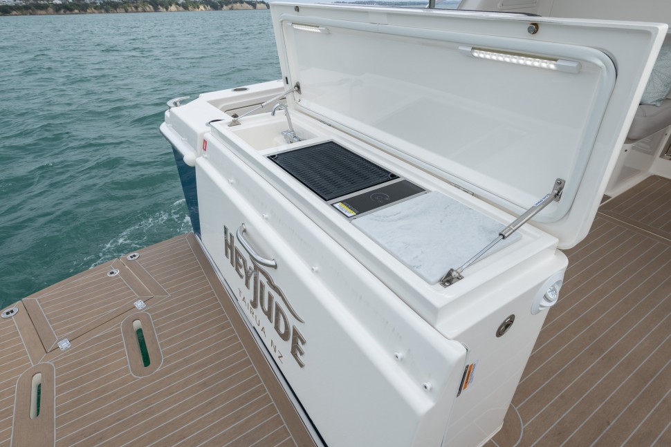 Riviera 395 Hey Jude 10 cockpit station