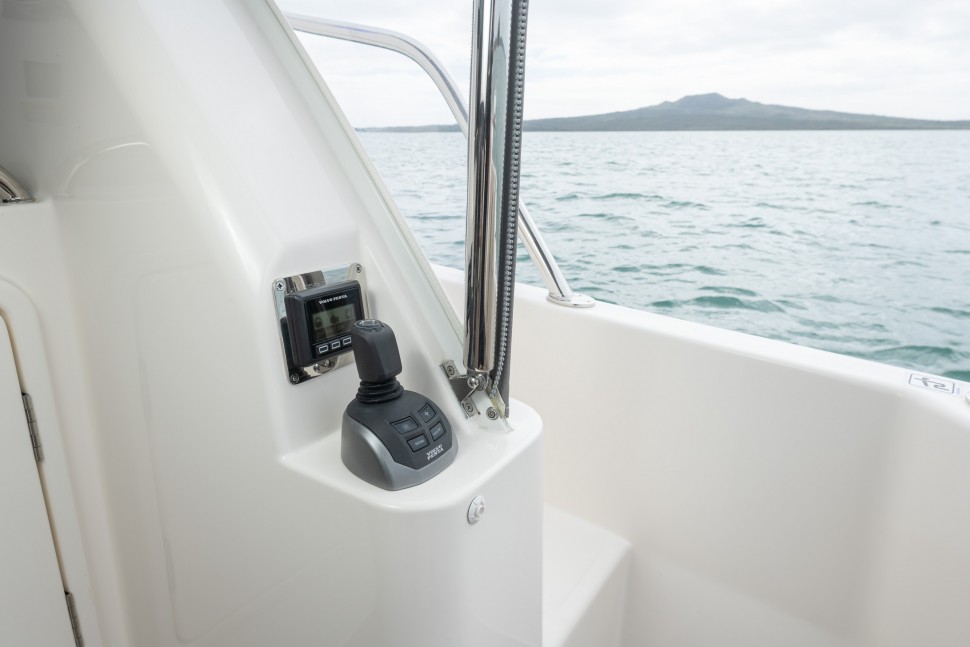 Riviera 395 Hey Jude 11 cockpit controls
