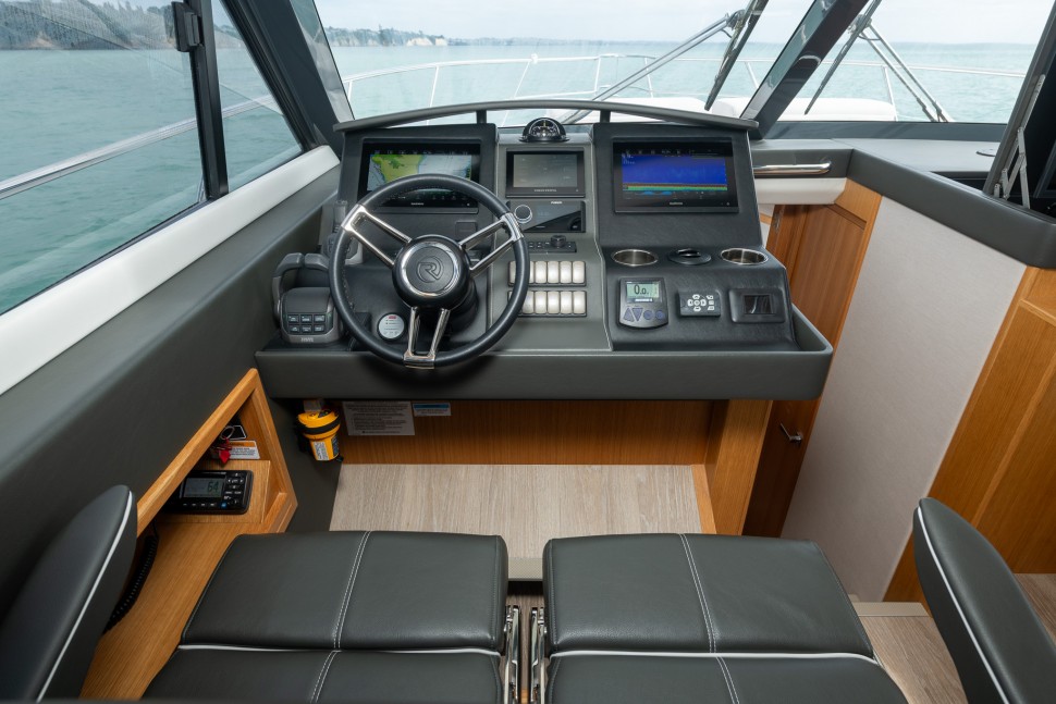 Riviera 395 Hey Jude 12 Main Helm station
