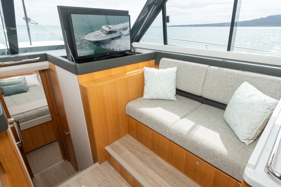 Riviera 395 Hey Jude 15 Stbd seating