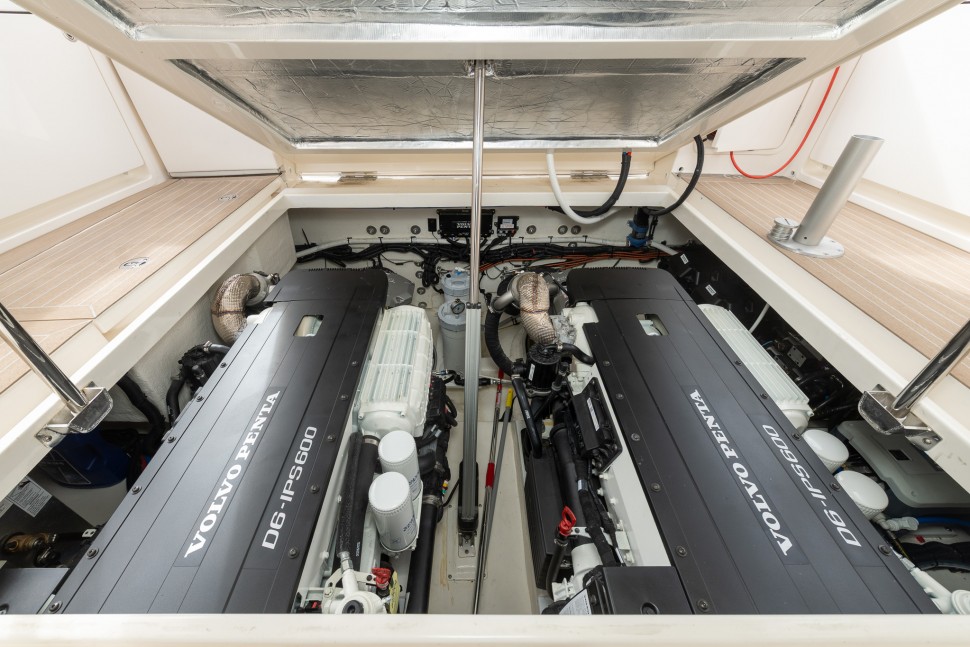 Riviera 395 Hey Jude 20 Engine bay