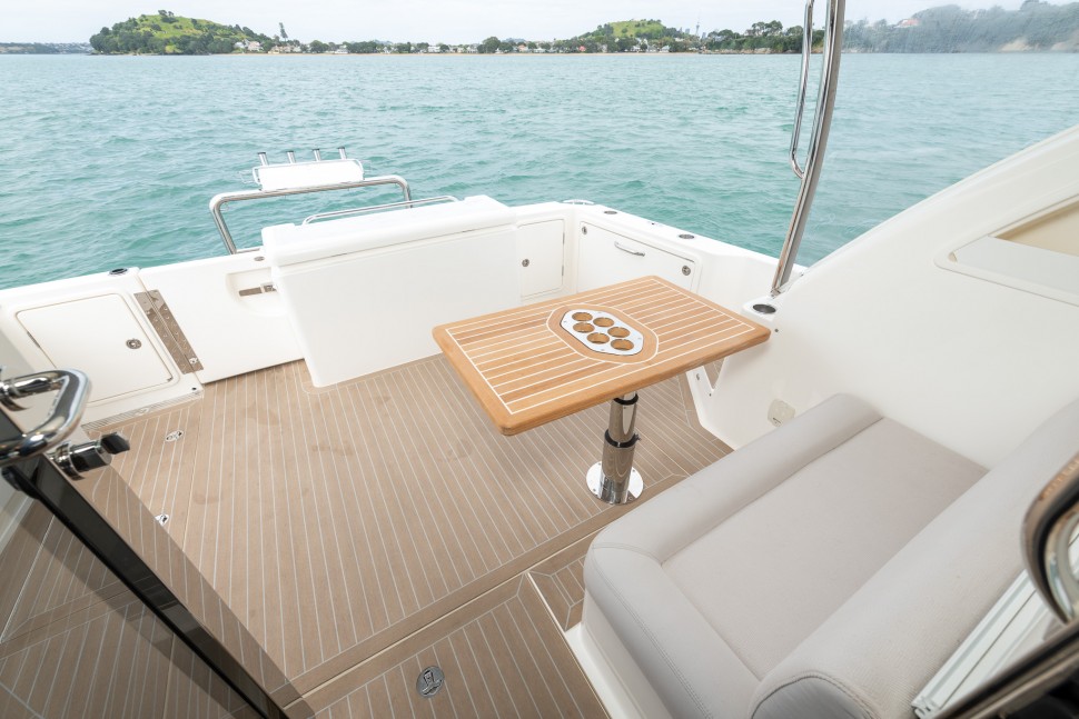 Riviera 395 Hey Jude 7 cockpit