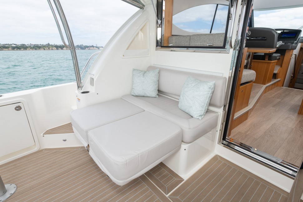 Riviera 395 Hey Jude 8 cockpit