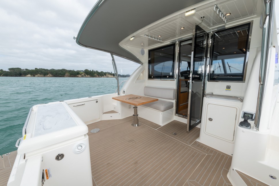 Riviera 395 Hey Jude 9 cockpit