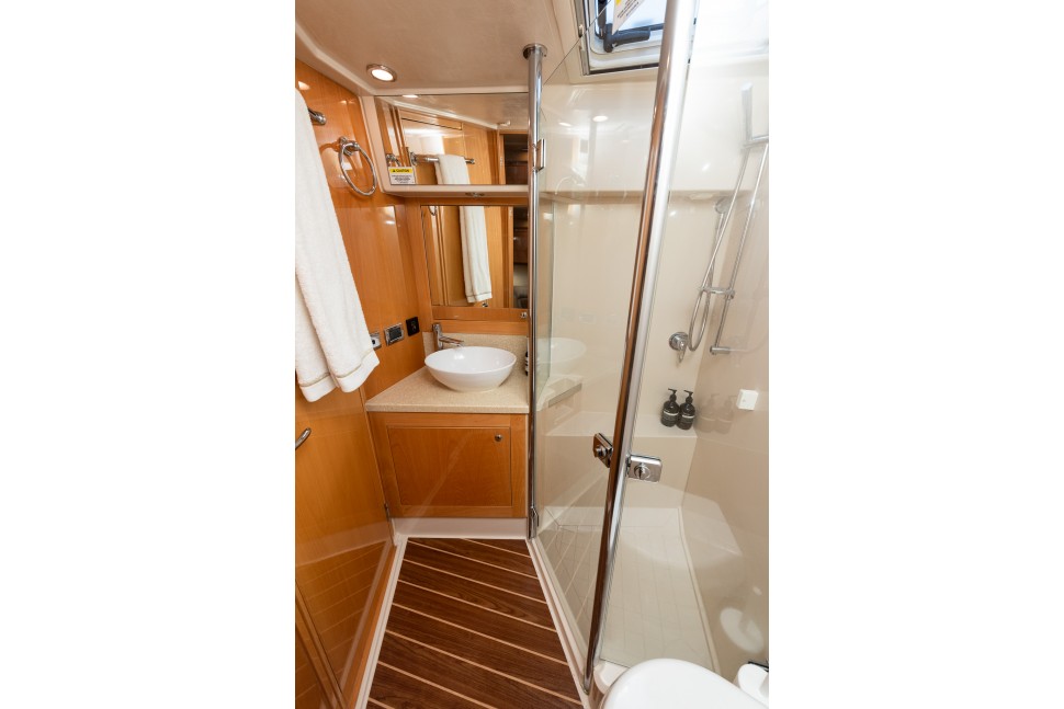 Riviera 43 Offshore 17 Head