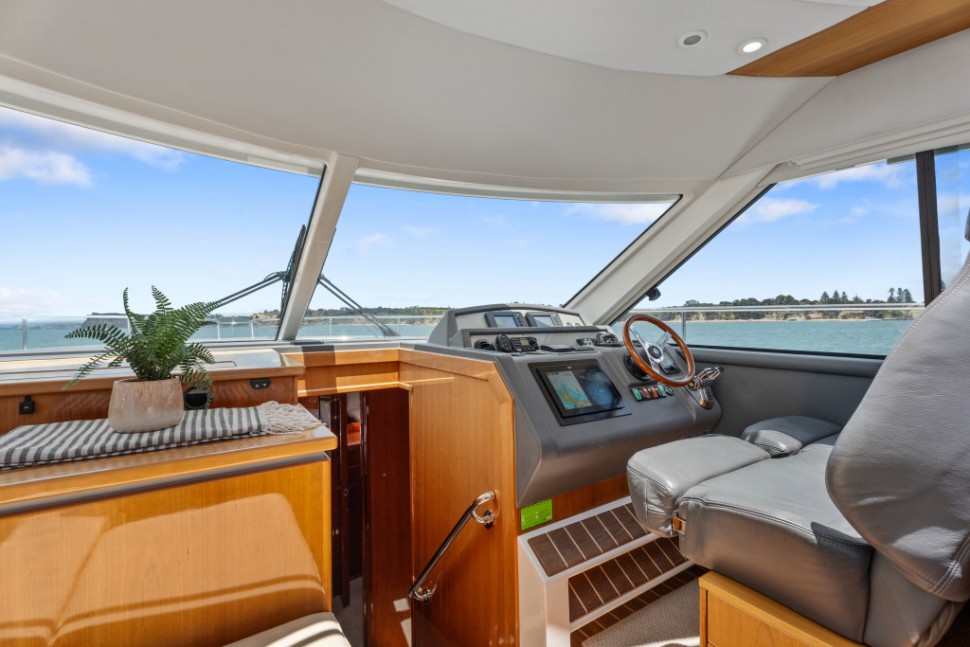 Riviera 4700 11 Helm