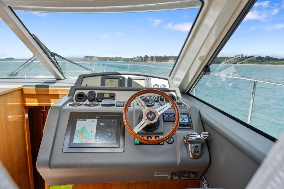 Riviera 4700 12 Helm