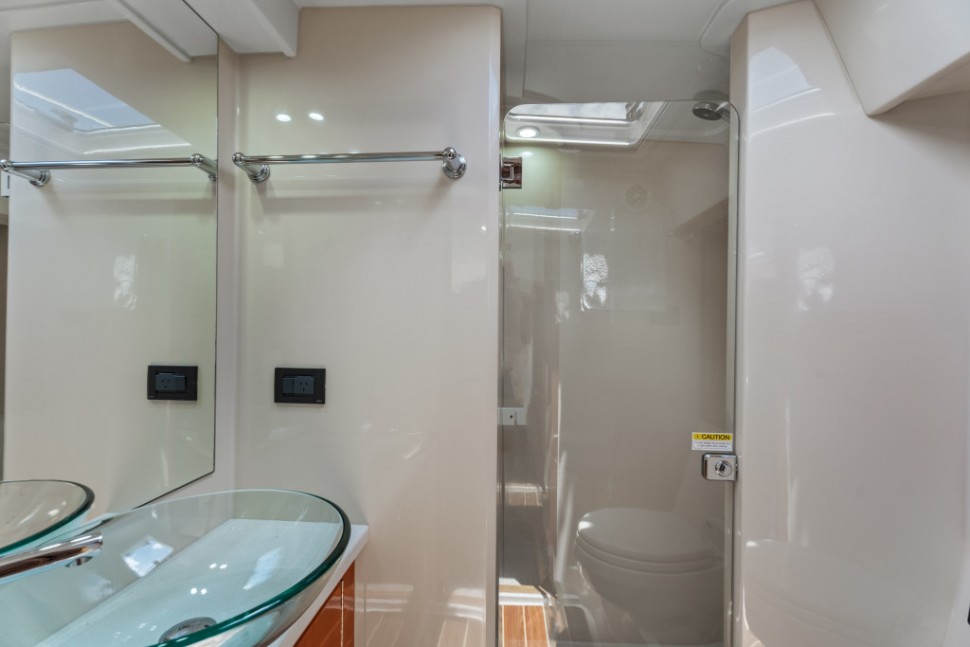 Riviera 4700 20 Bathroom