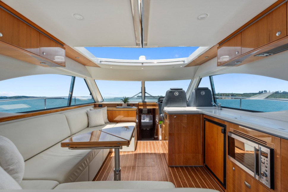 Riviera 4700 9 Saloon