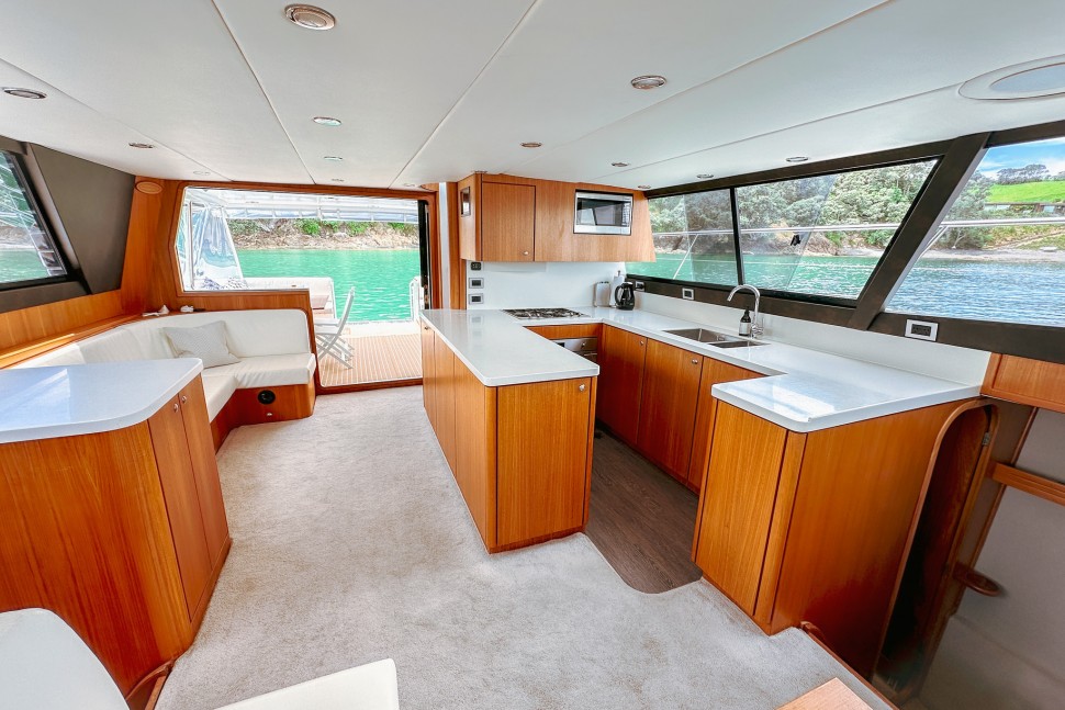 Roger Hill 16m 10 saloon aft