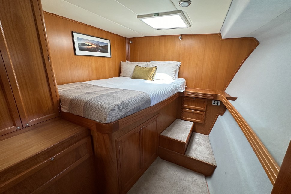 Roger Hill 16m 14 main cabin starboard