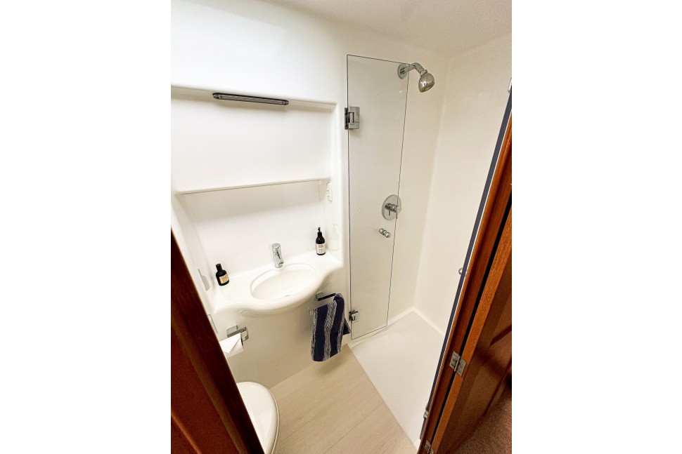 Roger Hill 16m 18 head starboard