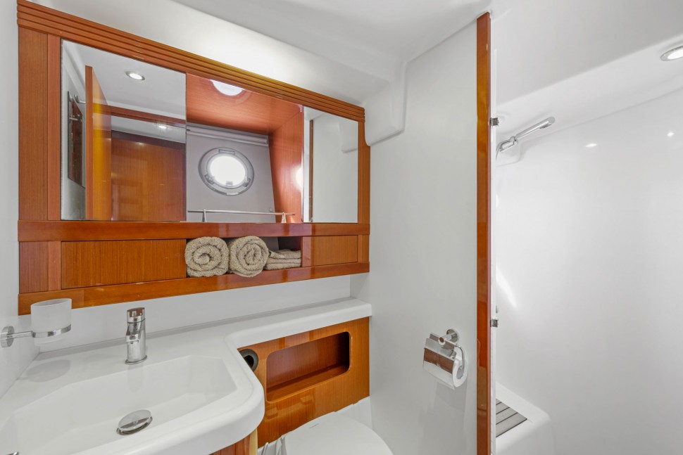 Swift Trawler 12 guest head.jpg