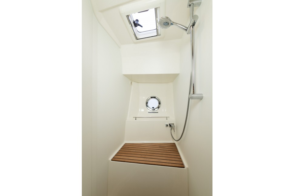Swift Trawler 41 Fly Eclipse 017 head shower
