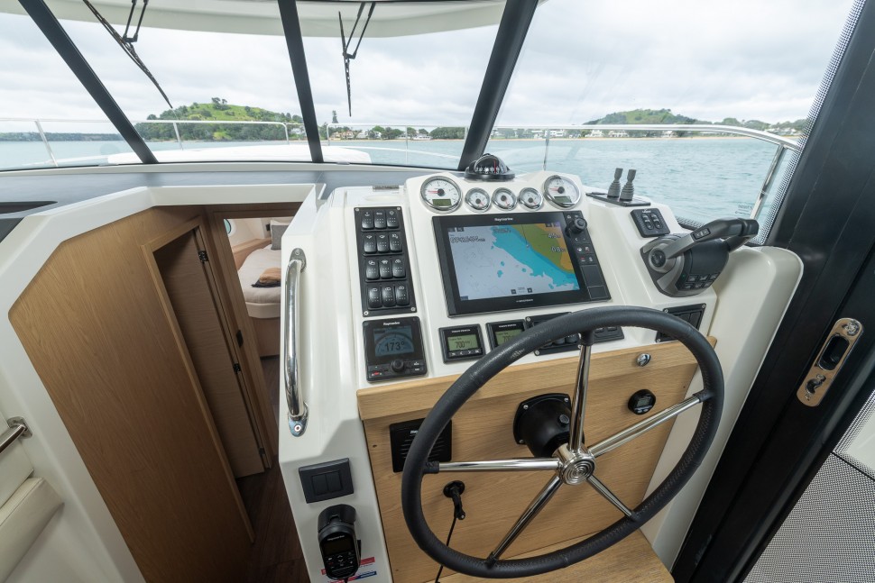 Swift Trawler 41 Fly Eclipse 13 helm